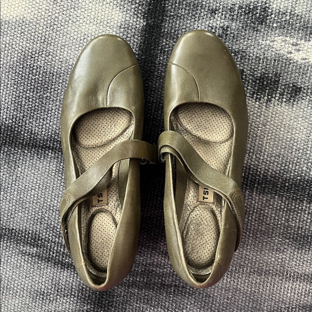 Tsubo Olive Wedge Leather Shoes - Picture 6 of 6
